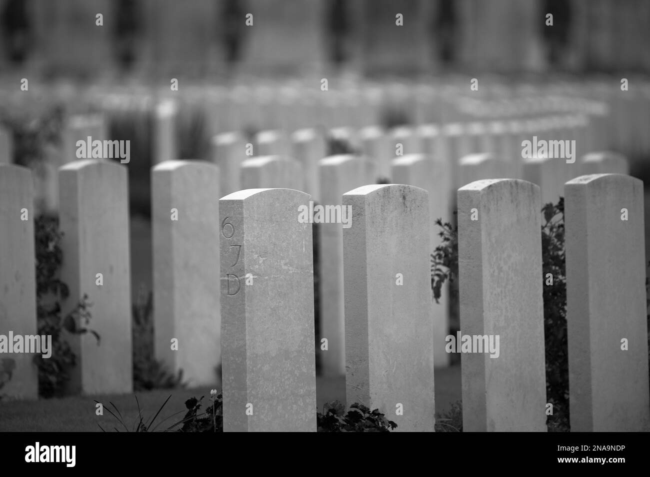 Yper, Belgien - 7. August 2021. Detail der Kriegsdenkmäler auf dem Tyne Cot Friedhof. Tyne Cot ist der größte britische Friedhof aus dem ersten Weltkrieg. Stockfoto