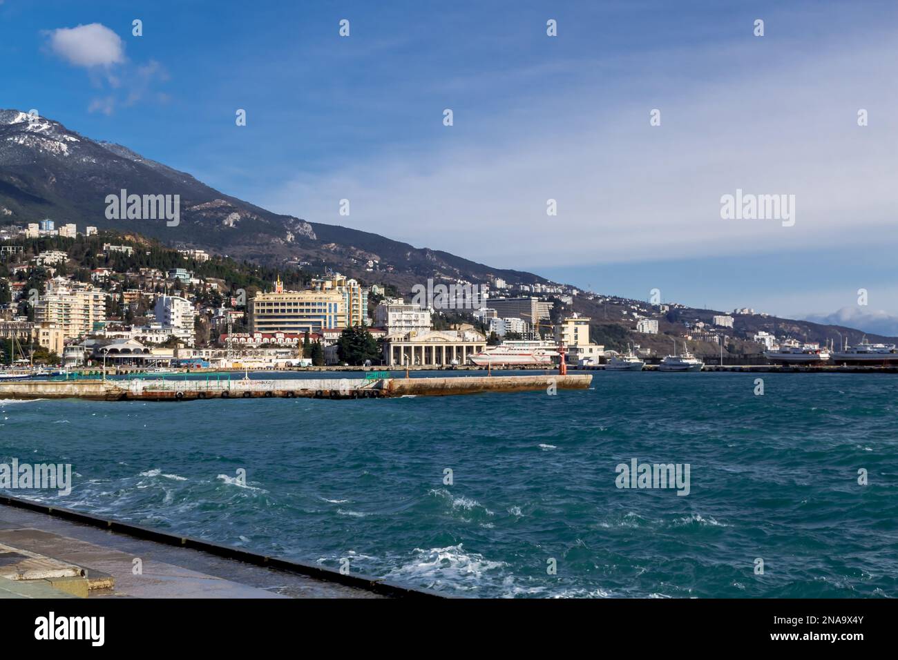 Jalta, Republik Krim, Russland - Februar 6 2023: Stadtbild, Blick auf den Hafen von Jalta. Südküste der Halbinsel Krim, umgeben von den Schwarzen Stockfoto