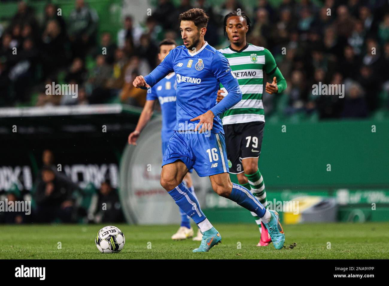 Lissabon, Portugal. 12. Februar 2023. Youssef Chermiti von Sporting CP (R) mit Marko Grujic vom FC Porto (L) in Aktion während des Spiels Liga Bwin zwischen Sporting CP und FC Porto bei Estadio Jose Alvalade. (Endstand: Sporting CP 1:2 FC Porto) Guthaben: SOPA Images Limited/Alamy Live News Stockfoto