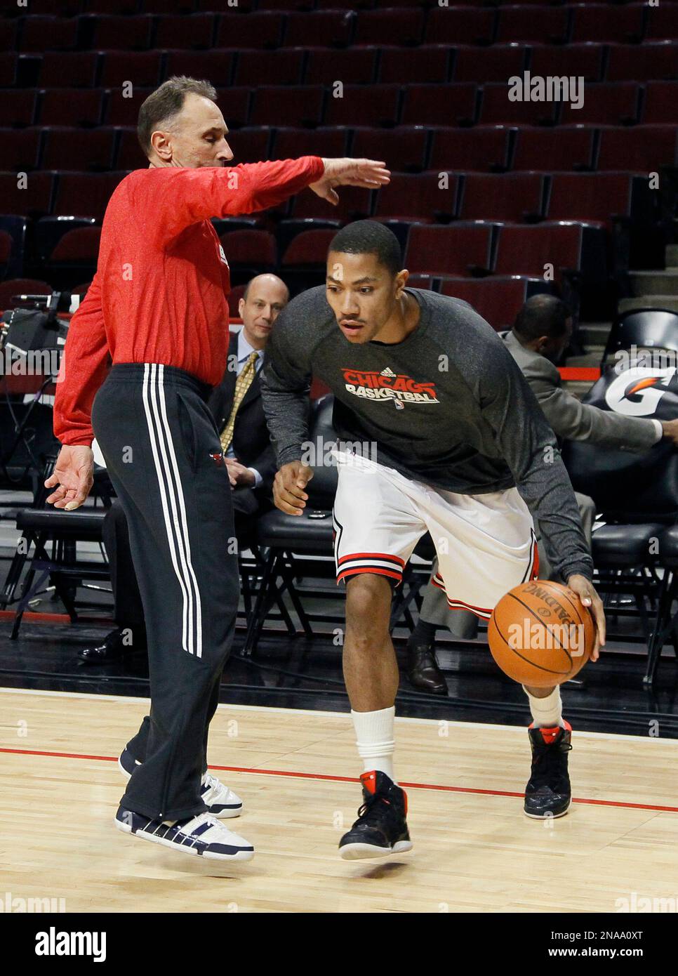 Chicago Bulls point guard Derrick Rose works out with assistant coach Ron Adams before an NBA basketball game between the Bulls and the New Jersey Nets, Saturday, Feb. 18, 2012, in Chicago. (AP Photo/Charles Rex Arbogast) Stockfoto