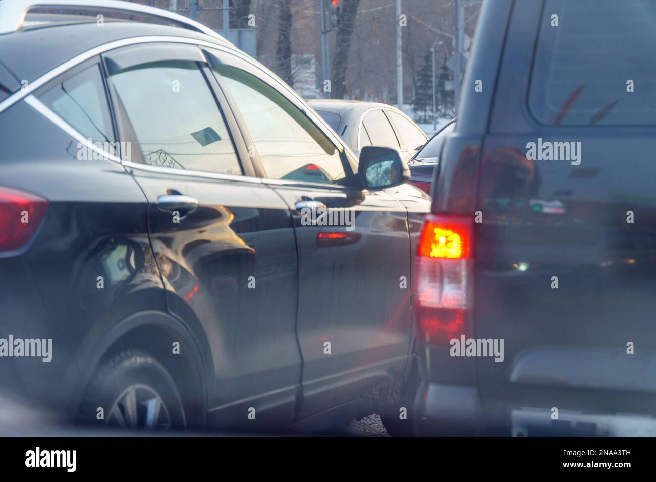 Autos stehen im Stau auf einer Straße der Stadt Stockfoto