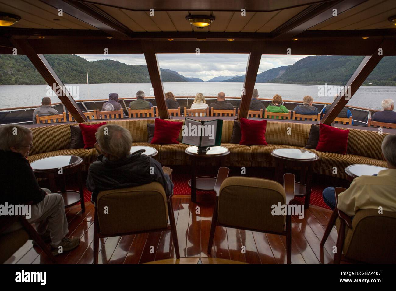 Ein Schiff fährt auf dem Loch Ness in Schottland entlang. Stockfoto