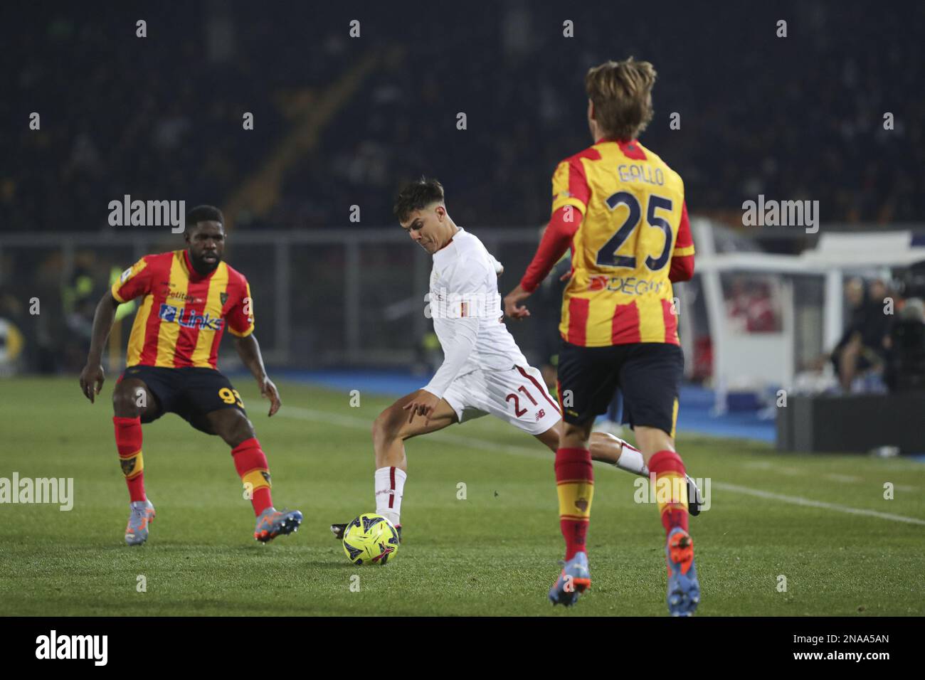 Lecce, Italien. 11. Februar 2023. Paul Dybala (Roma) in Aktion während des Spiels US Lecce vs AS Roma, italienisches Fußballspiel Serie A in Lecce, Italien, Februar 11 2023 Kredit: Independent Photo Agency/Alamy Live News Stockfoto