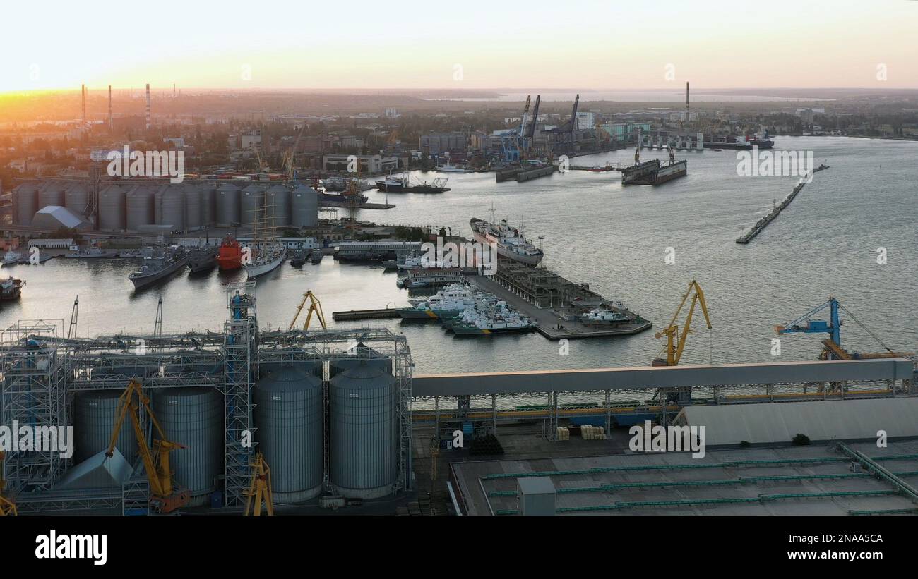 Seehafen mit Kränen und Terminals. Abendlicht bei Sonnenuntergang. Stockfoto