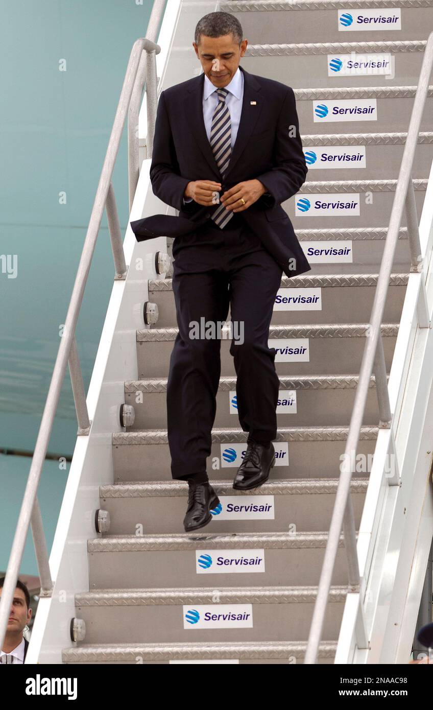 President Barack Obama arrives at Los Angeles International Airport in Los Angeles, Wednesday, Feb. 15, 2012.(AP Photo/Damian Dovarganes) Stockfoto