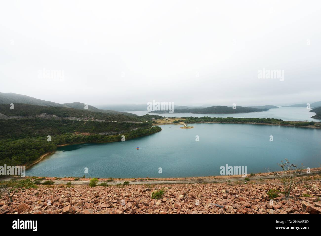 Blick vom High Island Reservoir West Dam im Sai Kung East Country Park in Hong Kong. Stockfoto
