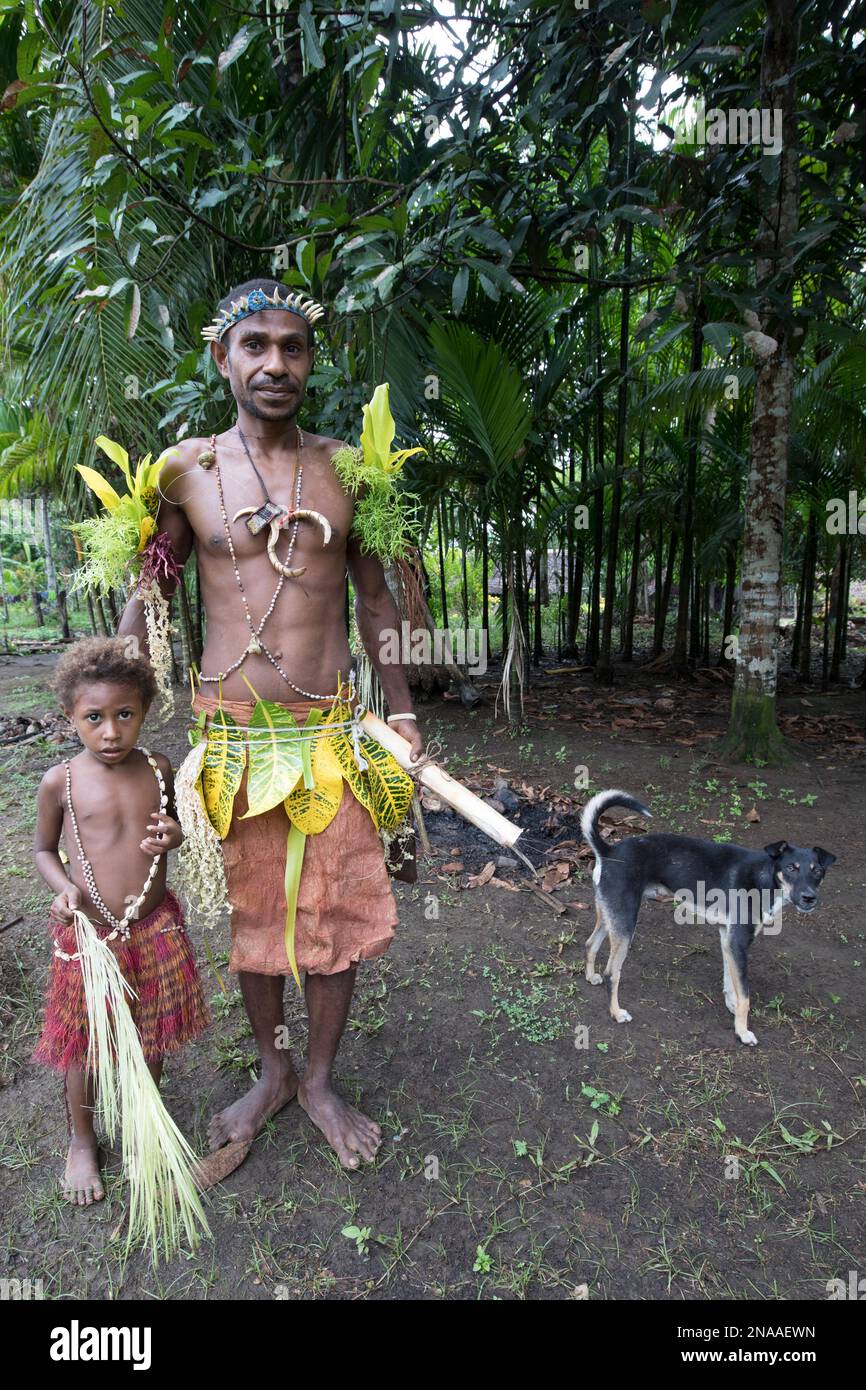 Mann, Junge und Hund in Madang, Papua-Neuguinea Stockfoto