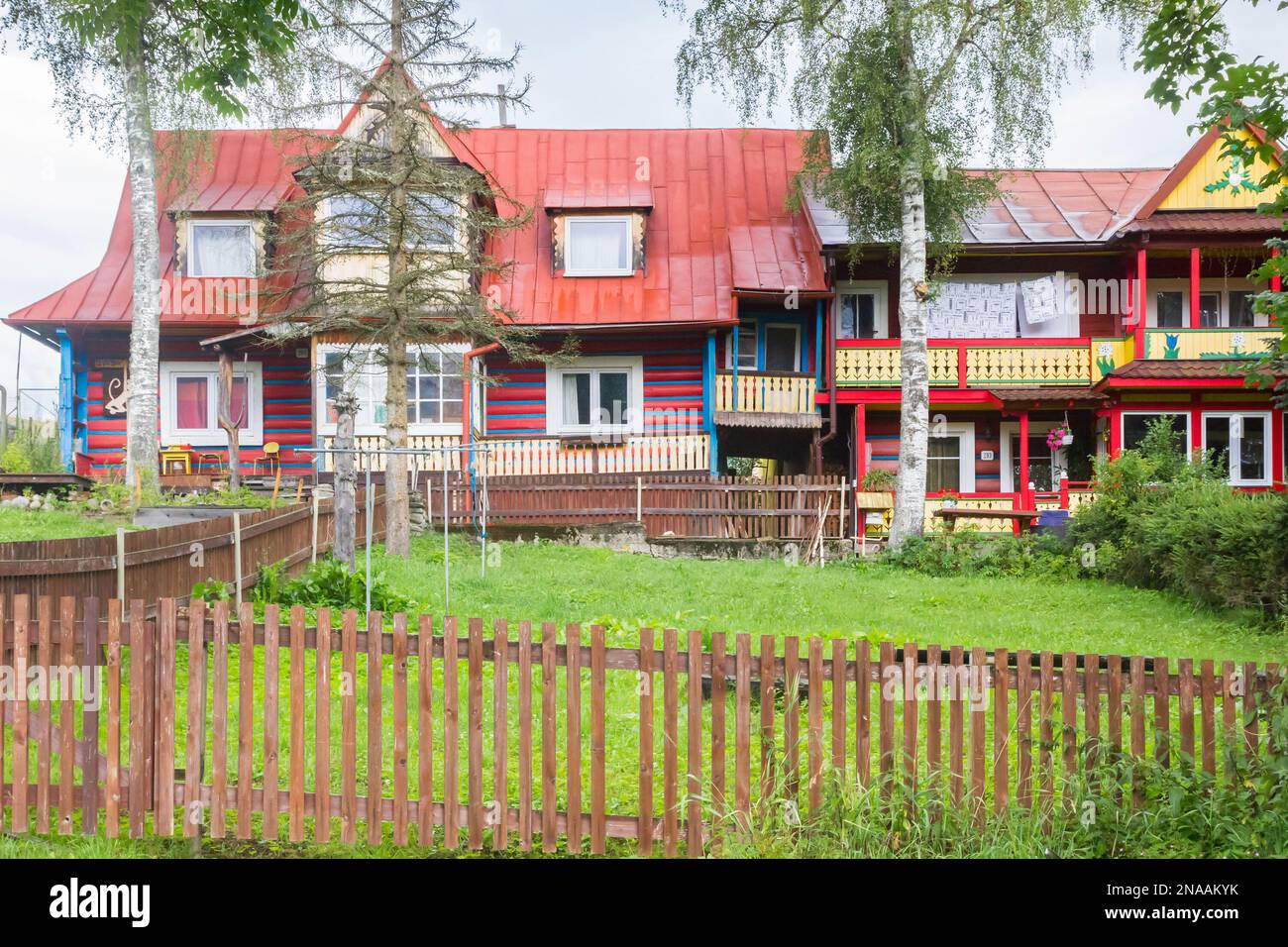 Farbenfrohe Holzhäuser im traditionellen Dorf Zdiar, Slowakei Stockfoto