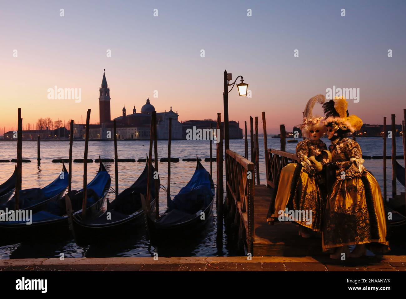 Venedig, Italien. 13. Februar 2023 Reveller tragen traditionelle Karnevalskostüme und -Masken, zusammen mit Touristen strömen nach Venedig, um den Karneval in Venedig zu besuchen. Kredit: Carolyn Jenkins/Alamy Live News Stockfoto