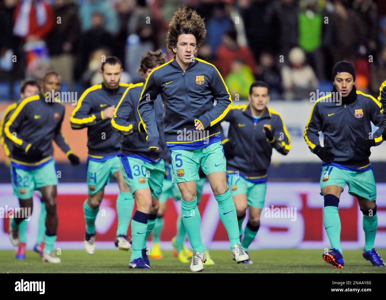 Barcelona's Carles Puyol, front, training with his fellow teammate during their Spanish La Liga soccer match, at Reyno de Navarra stadium in Pamplona, northern Spain, Saturday, Feb. 11, 2012. (AP Photo/Alvaro Barrientos) Stockfoto