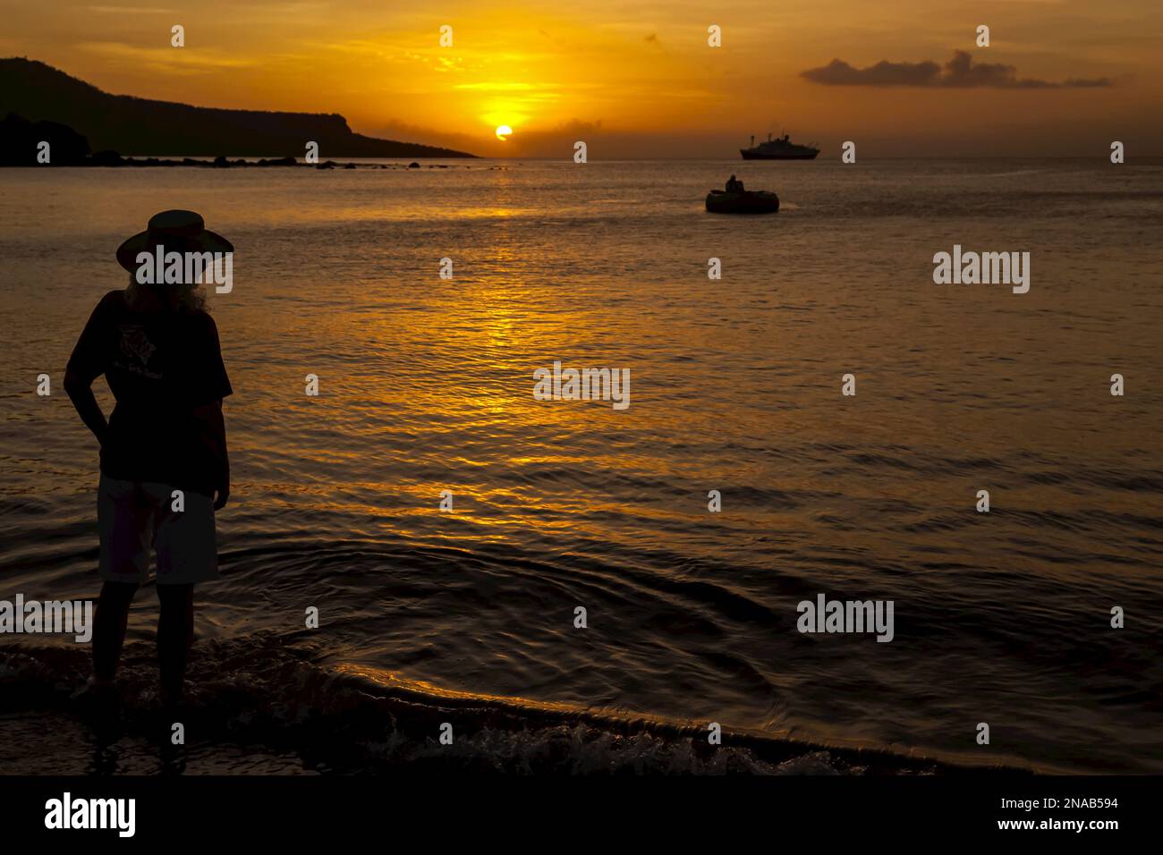 Sonnenuntergang, National Geographic Endeavour, Floreana Island, Galapagos National Park, Galapagos Marine Reserve, Galapagosinseln, Ecuador Stockfoto