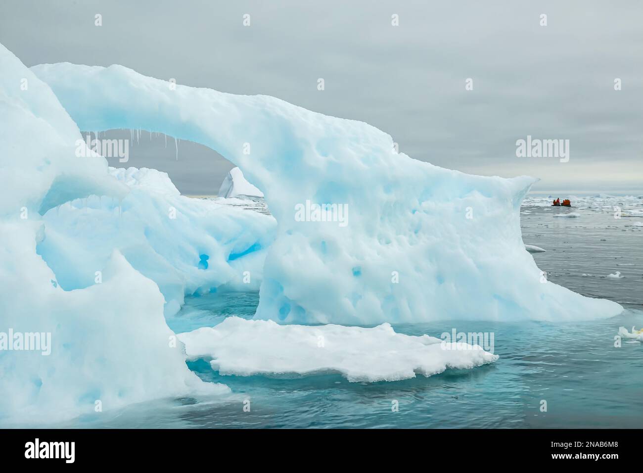 Zodiac Kreuzfahrt, Blue Iceberg, National Geographic Orion, Grandidier Channel, Fischinsel, Antarktis Stockfoto