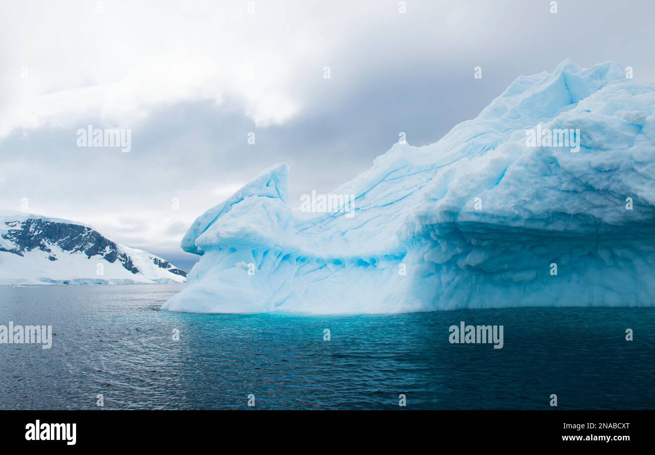 Einzigartige Eisbergformation im südlichen Ozean vor der Insel Danco im Errera-Kanal; Antarktis Stockfoto