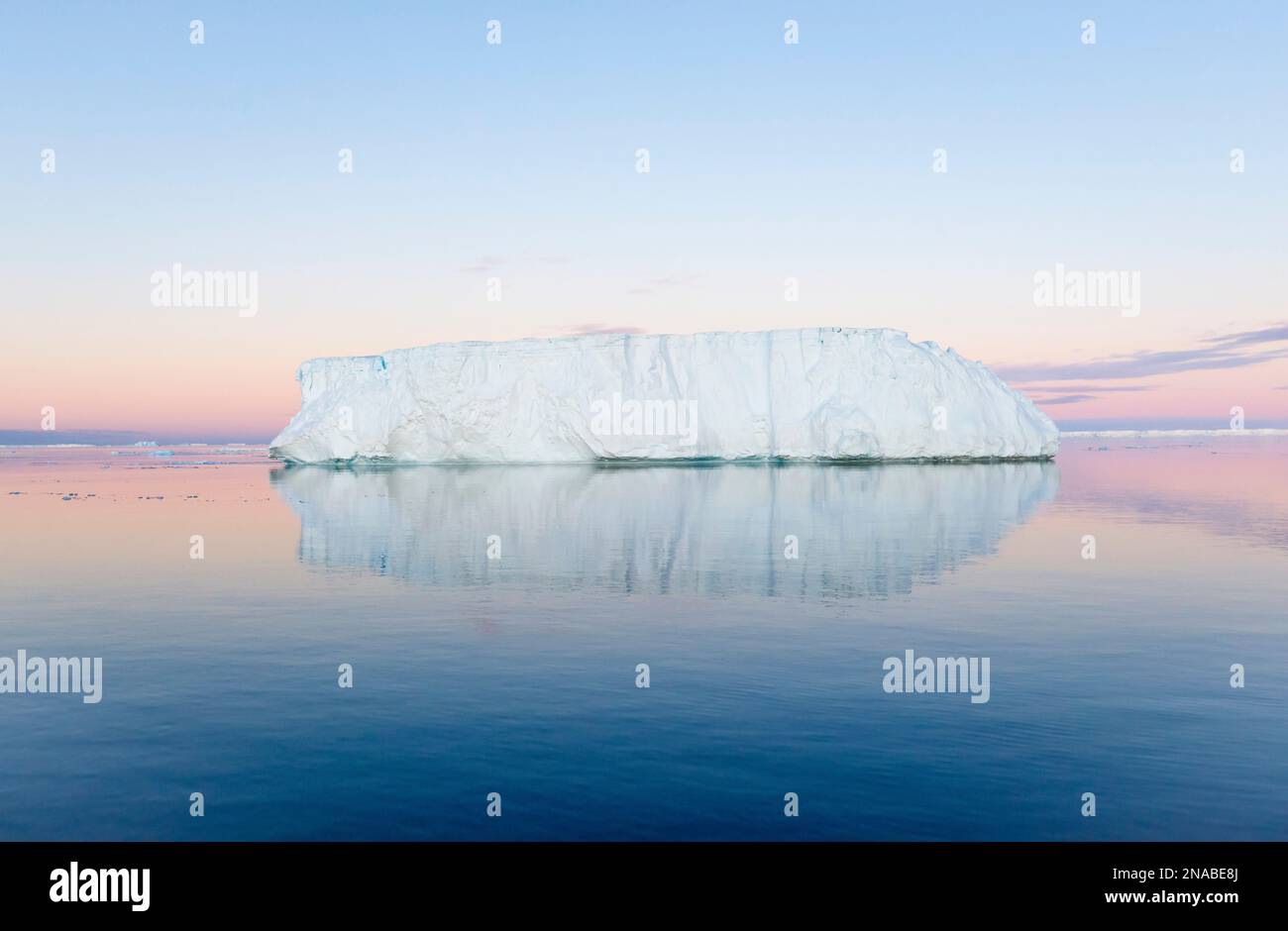 Tabellarischer Eisberg unter der Mitternachtssonne des antarktischen Sommers im Weddellmeer, Antarctic Sound, Westantarktis; Antarktis Stockfoto