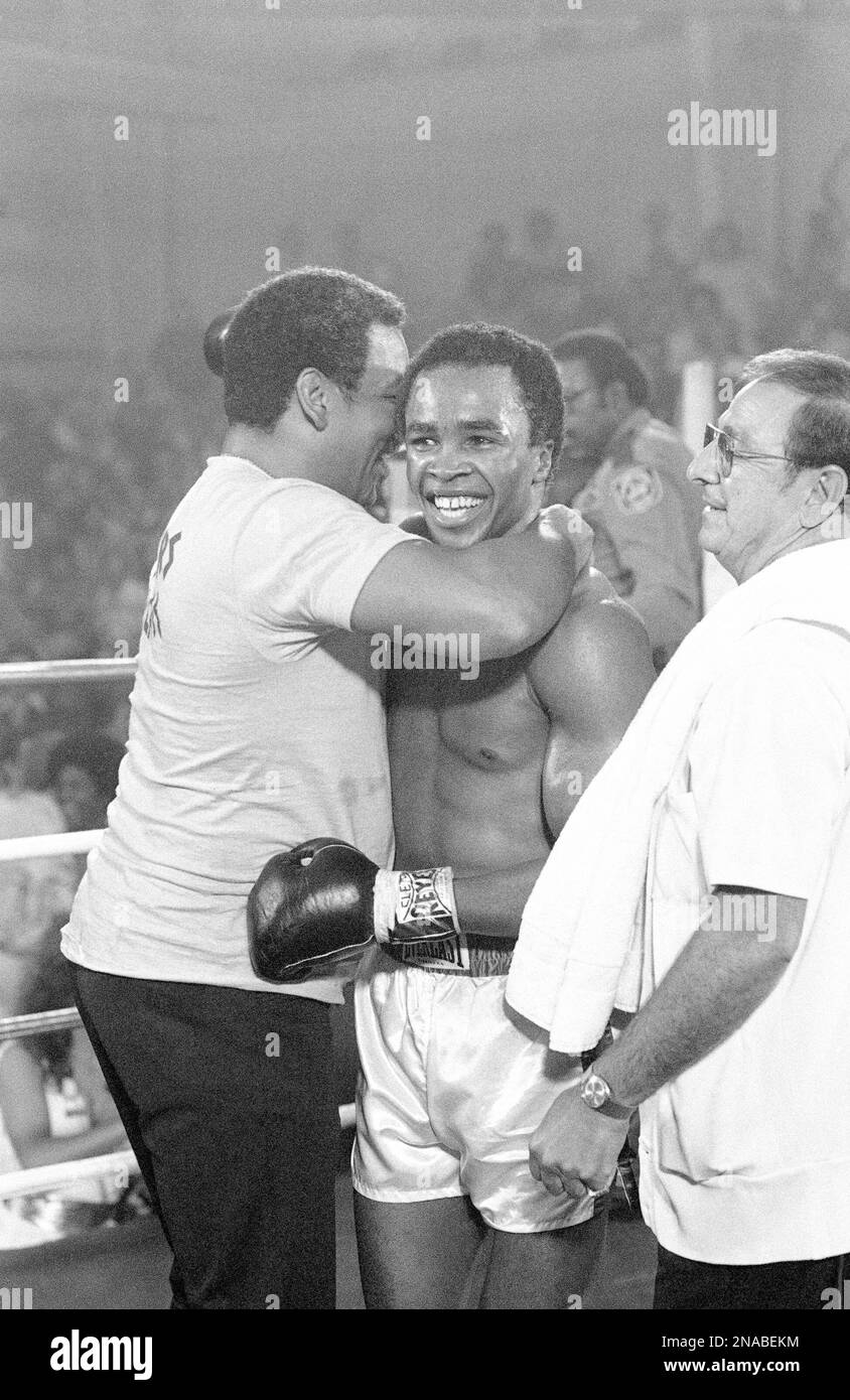 Boxer Sugar Ray Leonard is embraced by his trainer Janks Morton, after Leonard stopped Tony Chiaverini after the fourth round, June 24, 1979 in Las Vegas, Nevada. Leonard's manager Angelo Dundee stands to the right of the boxer. (AP Photo/Lenny Ignelzi) Stockfoto