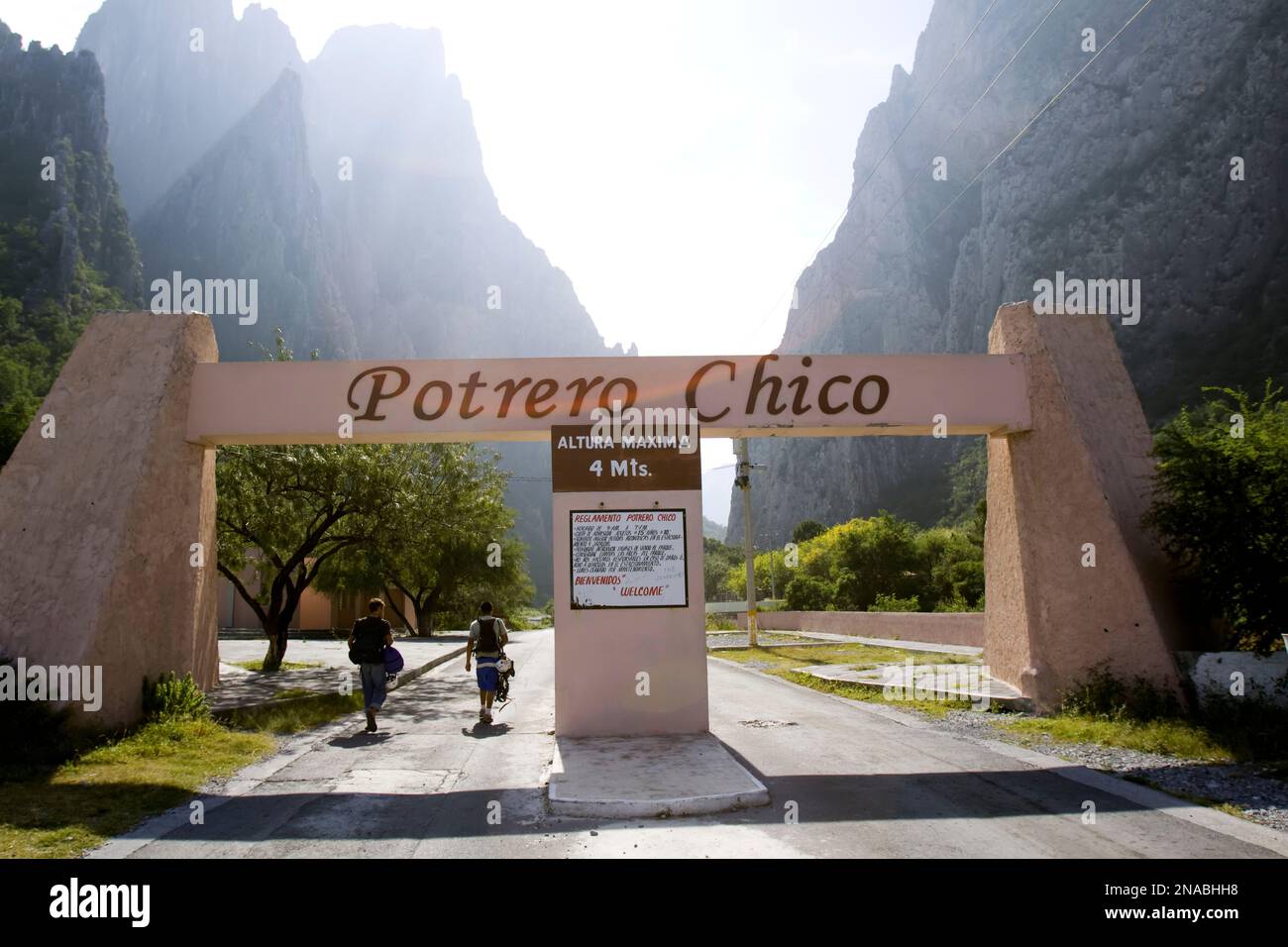Bergsteiger gehen in den El Potrero Chico Park voller Ausrüstung. Stockfoto