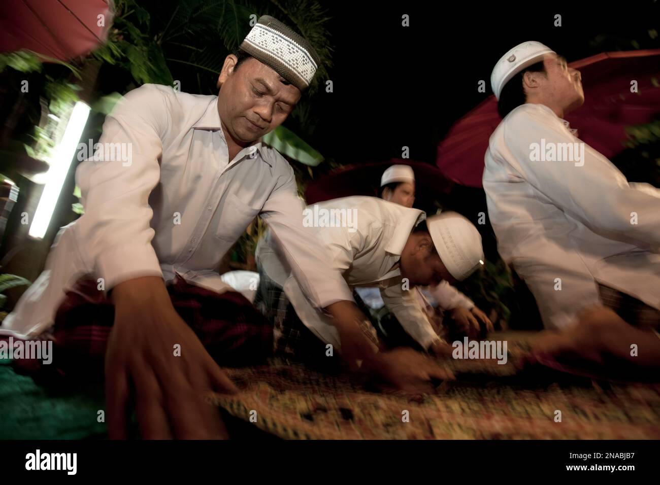 Thailändische Muslime beten zusammen Koh Pi Pi. Stockfoto