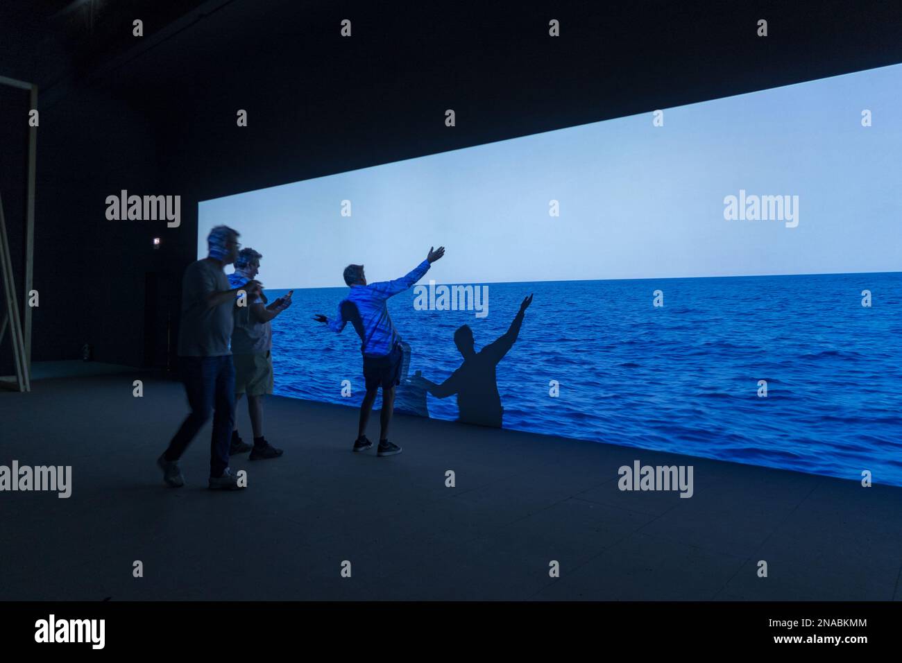 Ein Blick auf den serbischen Pavillon mit dem Kunstwerk von Vladimir Nikolić mit dem Titel "Walking with Water" in der Biennale 2022 von Venedig Stockfoto