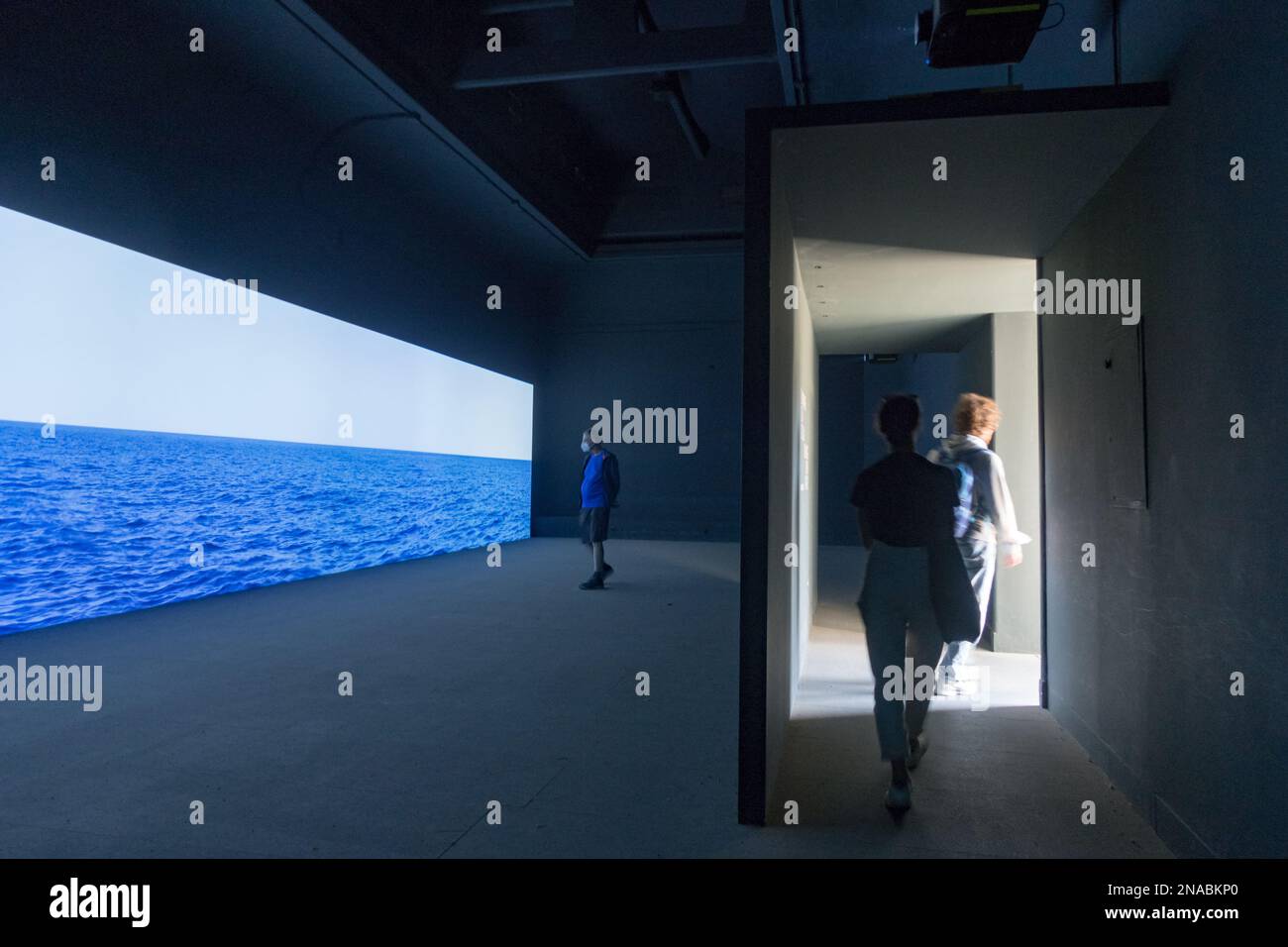 Ein Blick auf den serbischen Pavillon mit dem Kunstwerk von Vladimir Nikolić mit dem Titel "Walking with Water" in der Biennale 2022 von Venedig Stockfoto