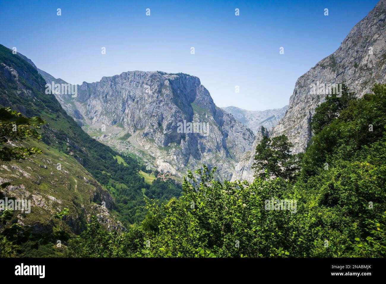 Berglandschaft rund um Bulnes Dorf in Picos de Europa, Asturien, Spanien Stockfoto