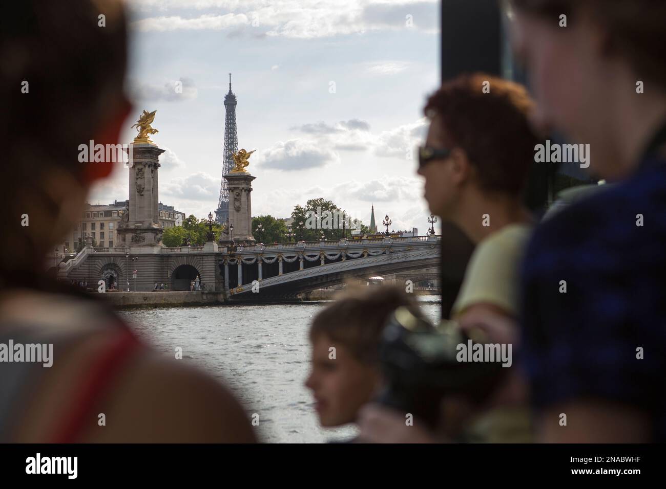 Touristen sehen den Eiffelturm und die Pont de Alexandre III (Alexander III-Brücke) von einer Bootsfahrt auf der seine in Paris, Frankreich; Paris, Frankreich Stockfoto