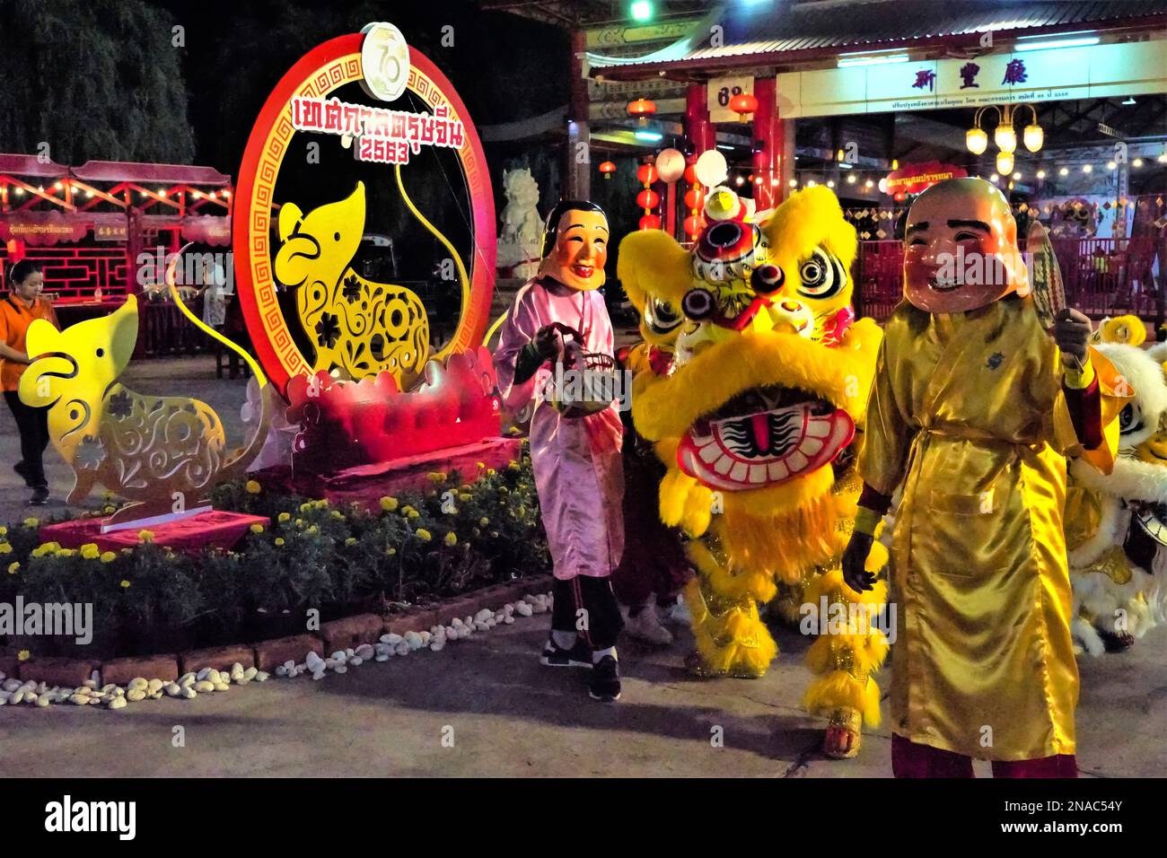 Menschen, die Kostüme auf der Straße zum chinesischen Neujahr in Thailand tragen; Udon Thrani, Thailand Stockfoto