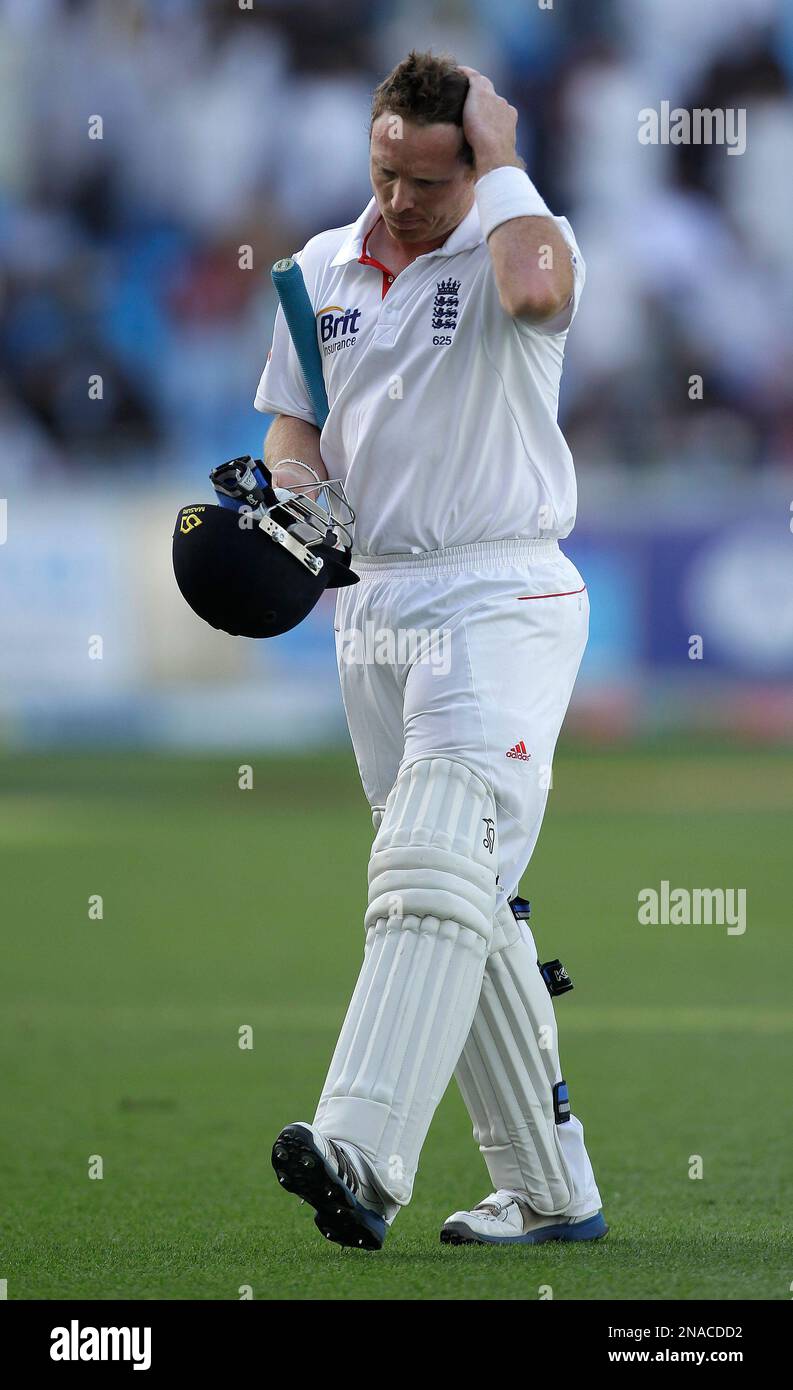 England's Ian Bell reacts as walks off the field of play after losing his wicket to Pakistan's bowler Saeed Ajmal, not pictured during the first day of the third cricket test match of a three match series between England and Pakistan at the Dubai International Cricket Stadium in Dubai, United Arab Emirates, Friday, Feb. 3, 2012. (AP Photo/Hassan Ammar) Stockfoto