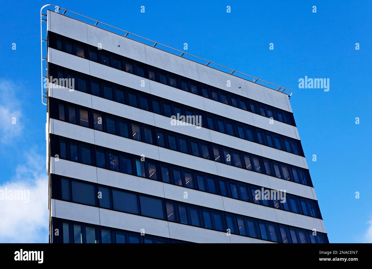 Stockholm, Schweden - 11. Oktober 2022: Ein hohes Gebäude mit schwarz-weißen Streifen Stockfoto