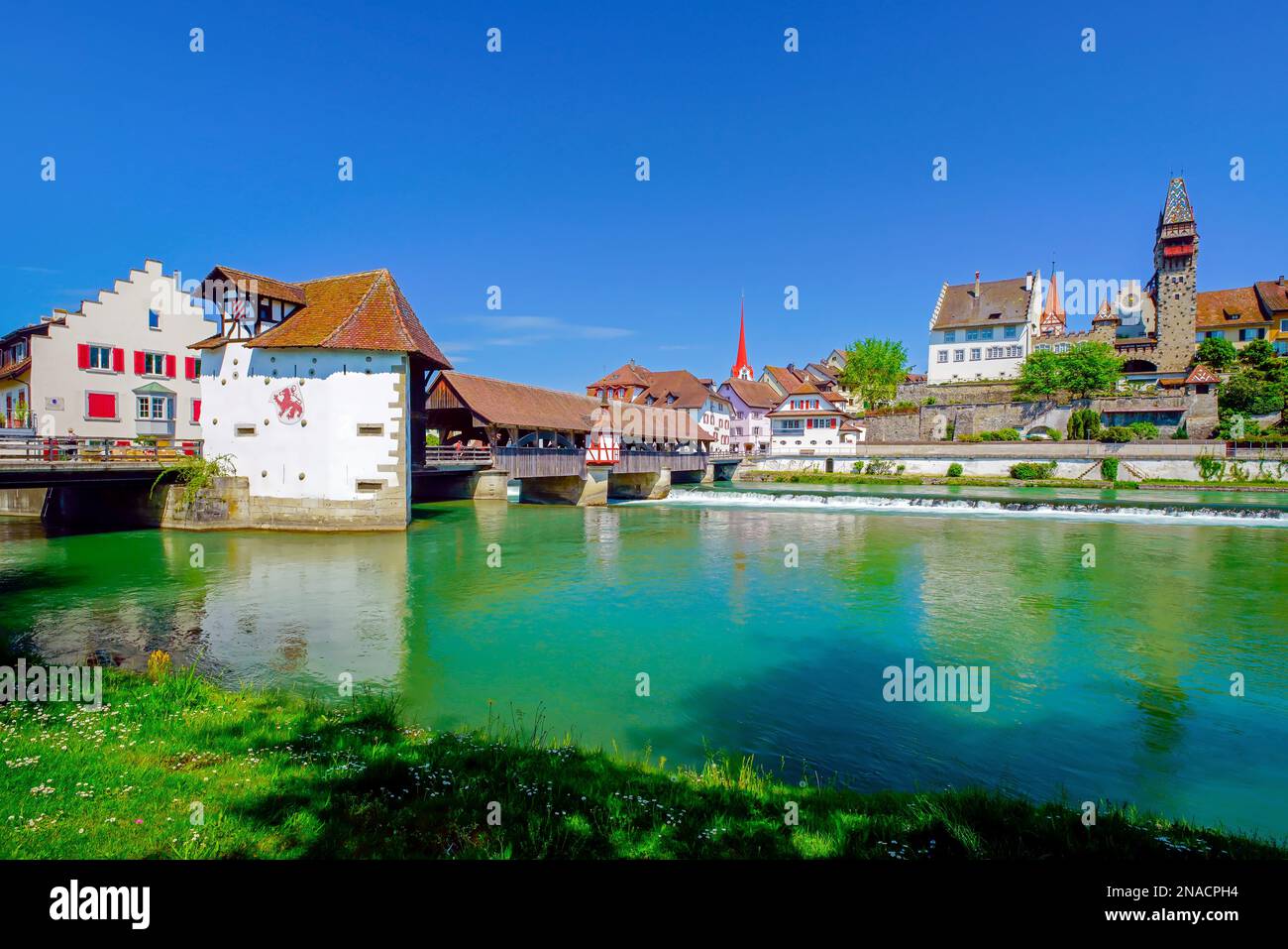 Das Bollhaus an der überdachten Holzbrücke über den Reuss und Panoramablick auf die Altstadt Bremgarten, Kanton Aargau, Schweiz. Diese wichtige BU Stockfoto