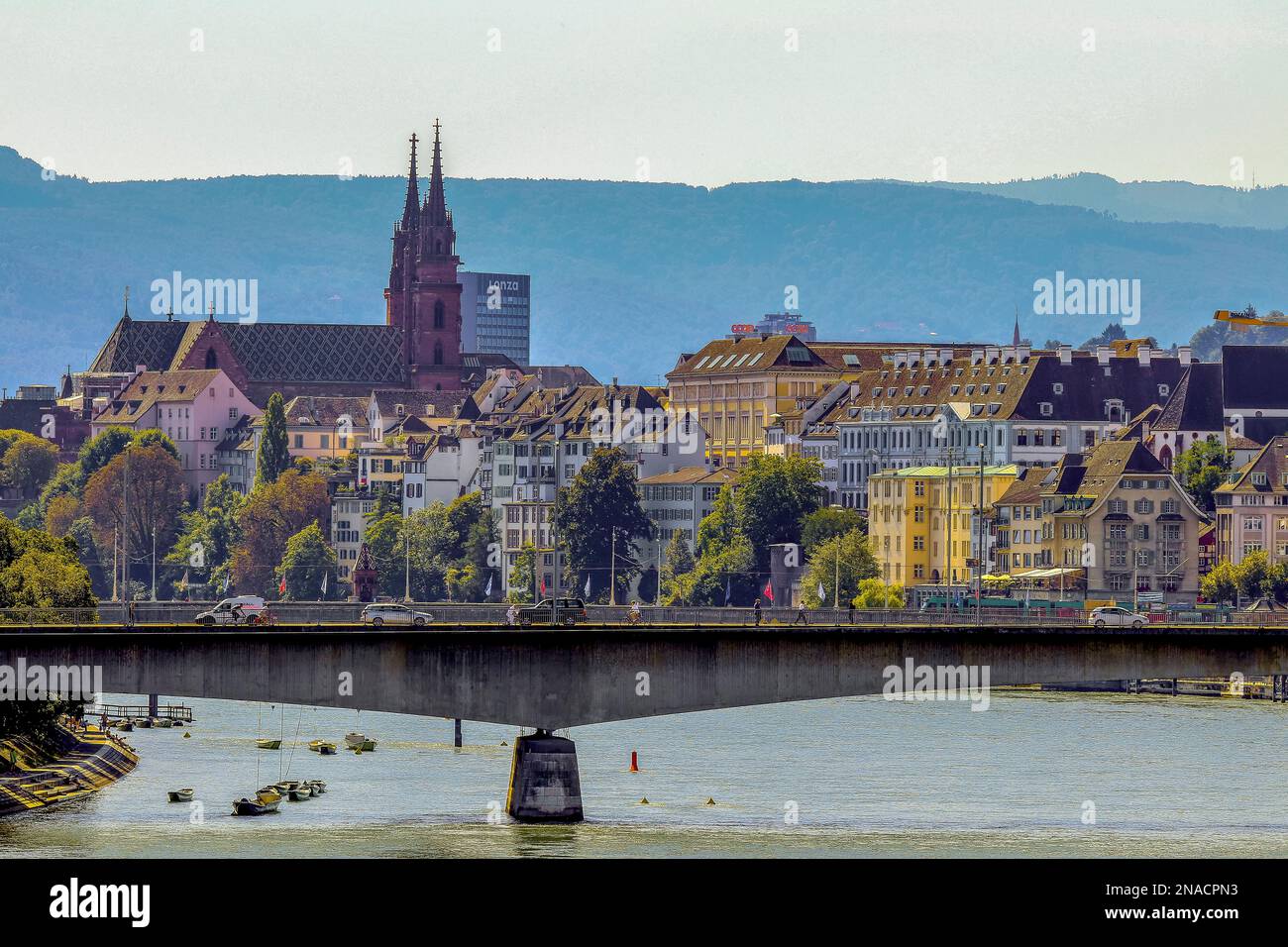 Farbenfrohe Uferpromenade oder Schifflände am Rhein in Basel, Schweiz. Im Herzen von Basel am Schifflände, Rhein in Basel, Schweiz. Stockfoto