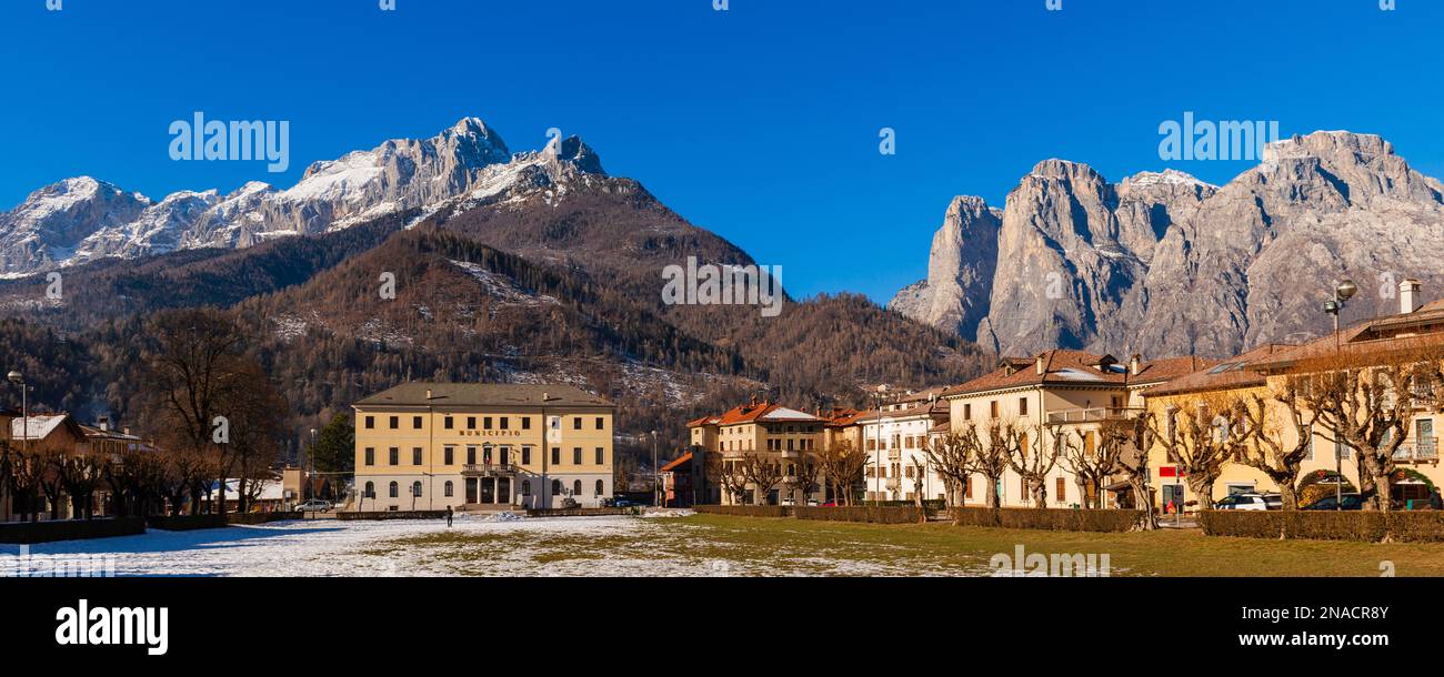 Rathaus und El Broi di Agordo; Veneto, Provinz Belluno, Italien Stockfoto