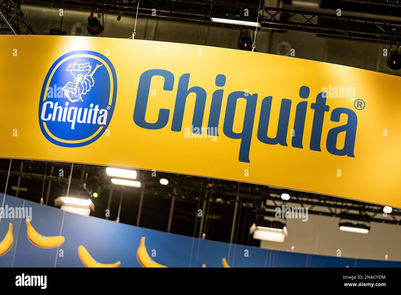 08. Februar 2023, Berlin: Das Logo des Unternehmens Chiquita wird über einem Stand bei Fruit Logistica angebracht. Fruit Logistica ist eine internationale Handelsmesse für Obst und Gemüse. Foto: Fabian Sommer/dpa Stockfoto