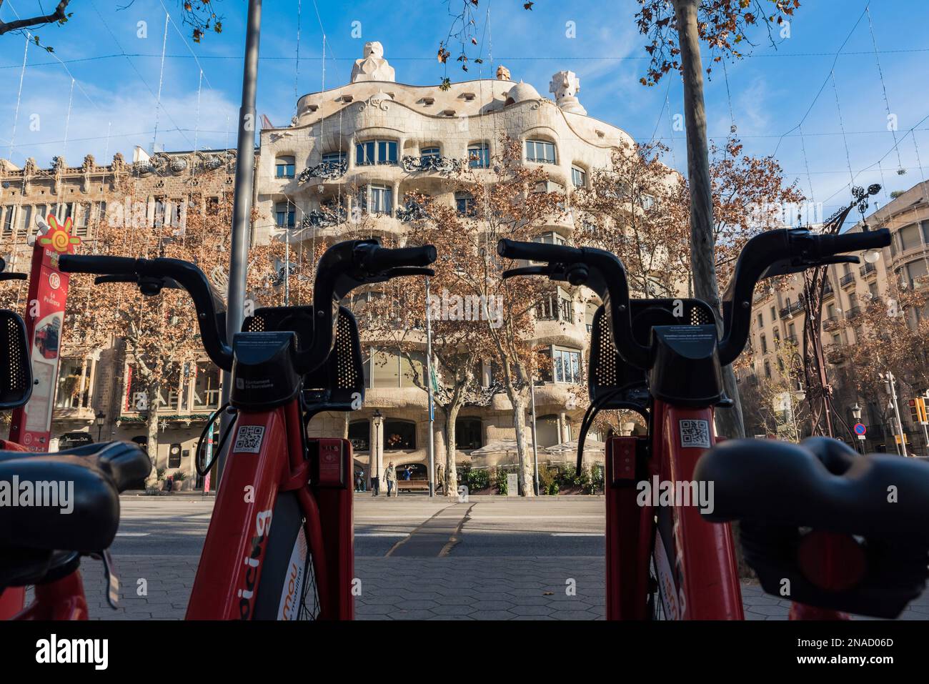 Casa Mila, auch bekannt als La Pedrera, vom katalanischen Modernismus-Architekten Antoni Gaudí, Barcelona, Spanien © Dosfotos/Axiom Stockfoto