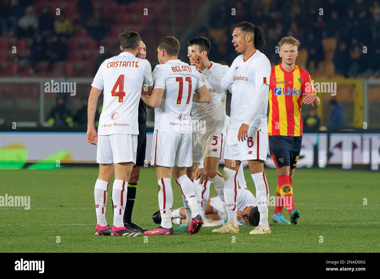 Lecce, Italien. 11. Februar 2023. AS Roma protestiert mit dem Schiedsrichter Gianluca Aureliano aus Bologna während US Lecce vs AS Roma, italienisches Fußballspiel Serie A in Lecce, Italien, Februar 11 2023 Kredit: Independent Photo Agency/Alamy Live News Stockfoto