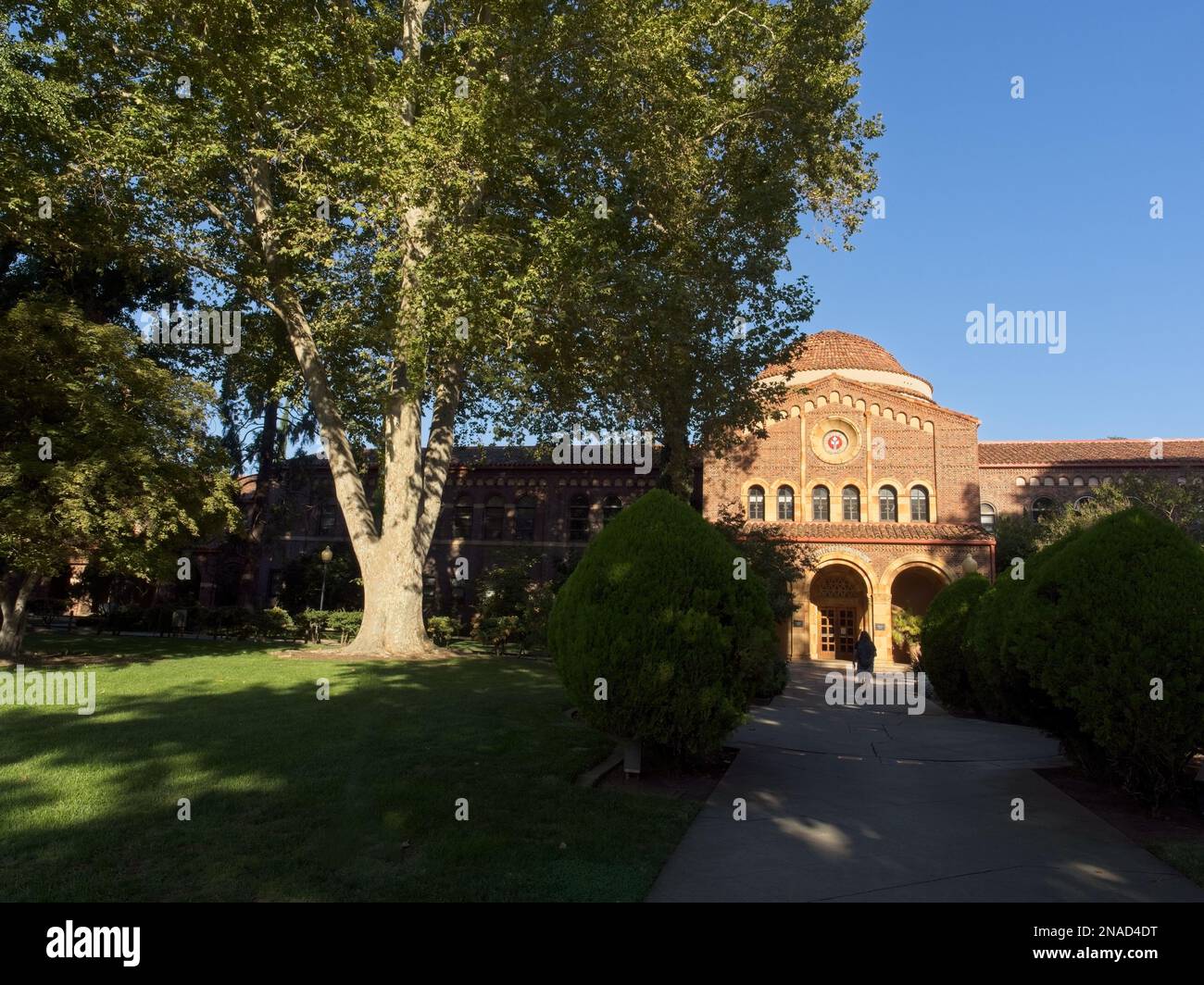 Die California State University mit üppigem grünen Garten in Chico, Haupteingang des Verwaltungsgebäudes Stockfoto