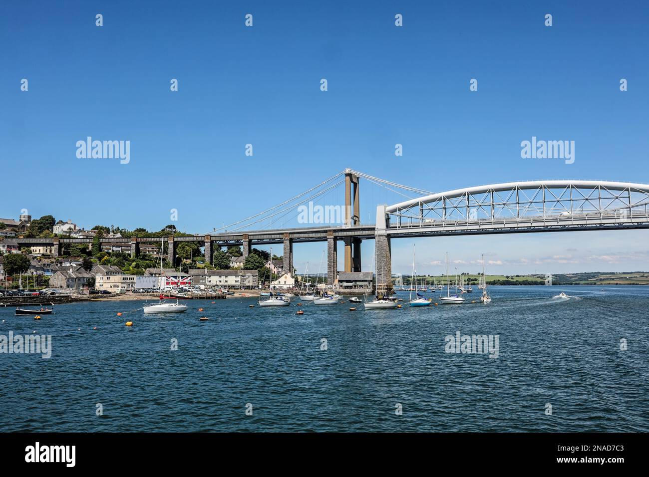 Die Uferpromenade in Saltash am Fluss Tamar mit der Royal Albert Bridge und der Tamar Road Bridge als Kulisse. Stockfoto