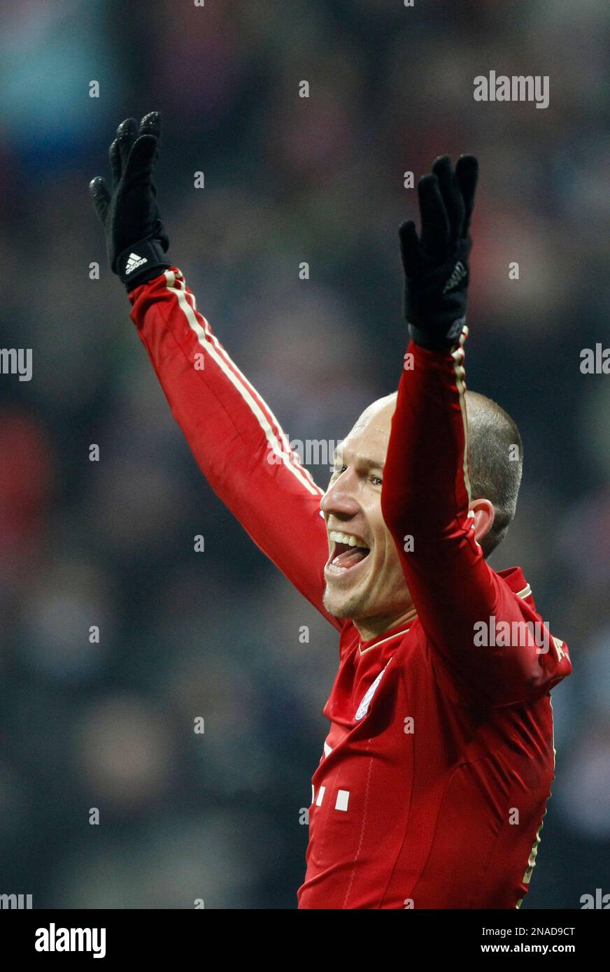 Bayern's Arjen Robben of the Netherlands reacts after Ivica Olic of Croatia, unseen, scores his side's second goal during the German first division Bundesliga soccer match between FC Bayern Munich and VfL Wolfsburg in Munich, southern Germany, on Saturday, Jan. 28, 2012. (AP Photo/Matthias Schrader) Stockfoto
