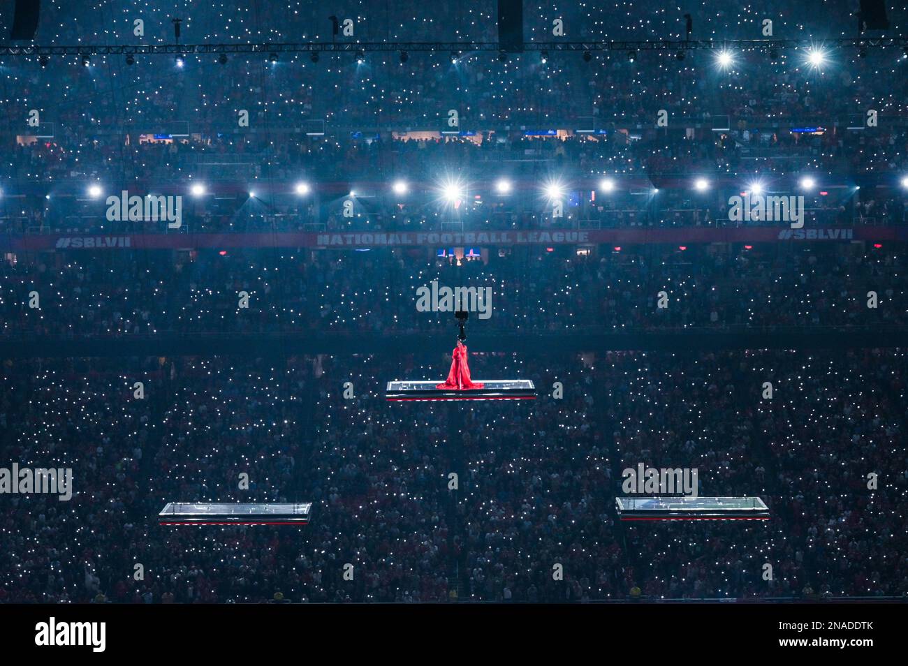 Rihanna tritt während der Halbzeitshow von Apple Music im Super Bowl LVII zwischen Kansas City Chiefs und Philadelphia Eagles auf, die im State Farm Stadium in Glendale stattfindet. Foto: Sonntag, 12. Februar 2023. Stockfoto