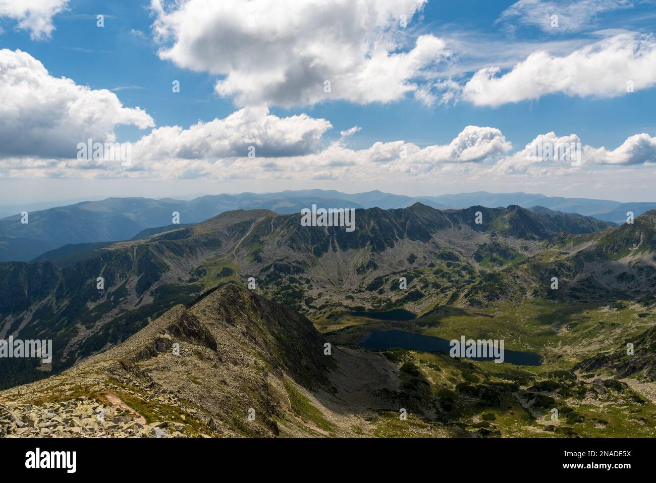 Blick vom Pelaaga Berggipfel - der höchste Hügel des Retezat-Gebirges in Rumänien an einem wunderschönen Sommertag Stockfoto