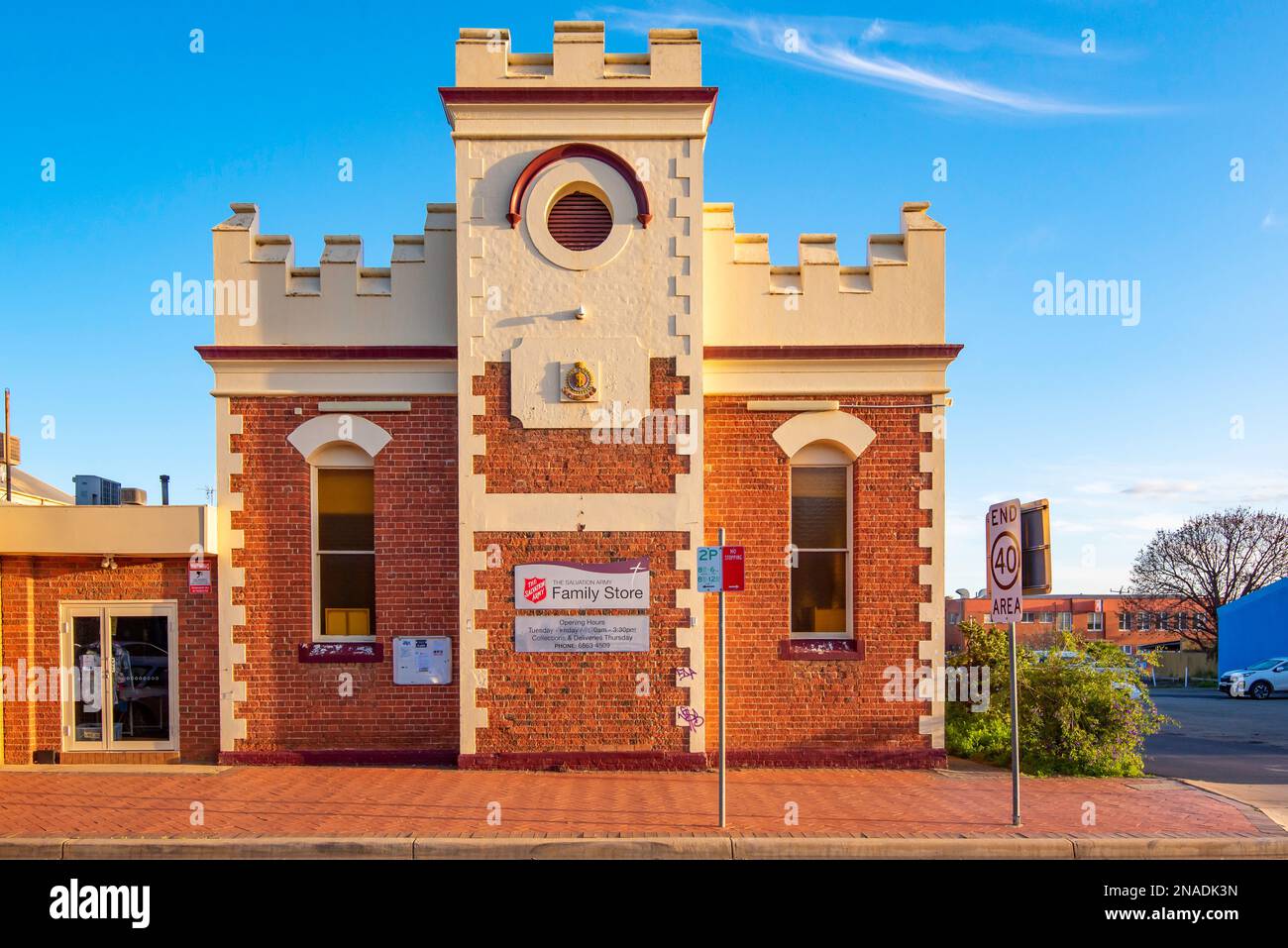 Die ehemalige Heilsarmee-Kirche in Parkes im Westen von New South Wales, Australien, verfügt über eine kastellierte Attika und gerissene Quoins Stockfoto