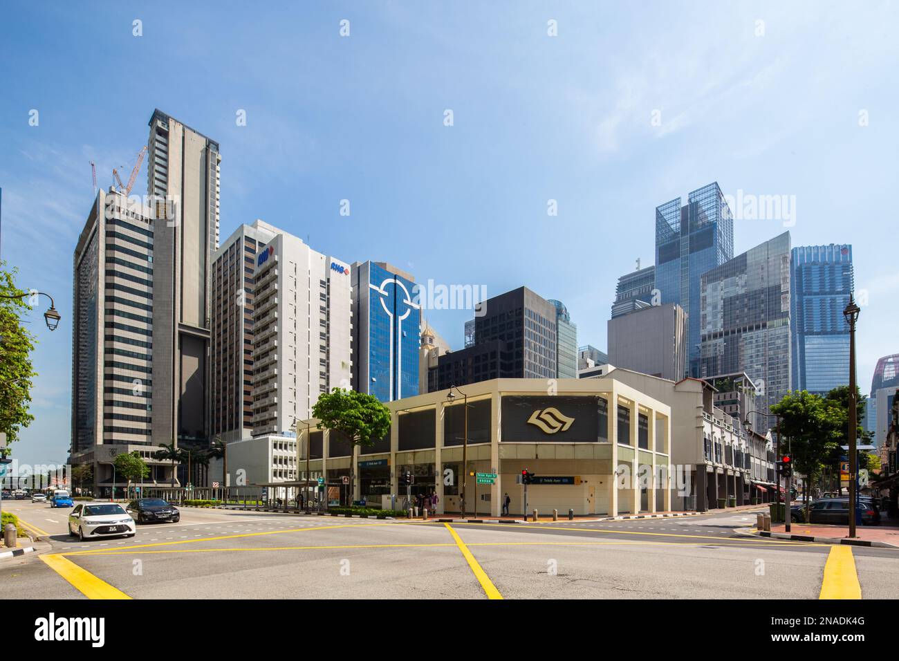 Infrastruktur der Straßen von Singapur im Geschäftsviertel. Mit hohen Geschäftsgebäuden, breiten Straßen und U-Bahn-Station. Stockfoto