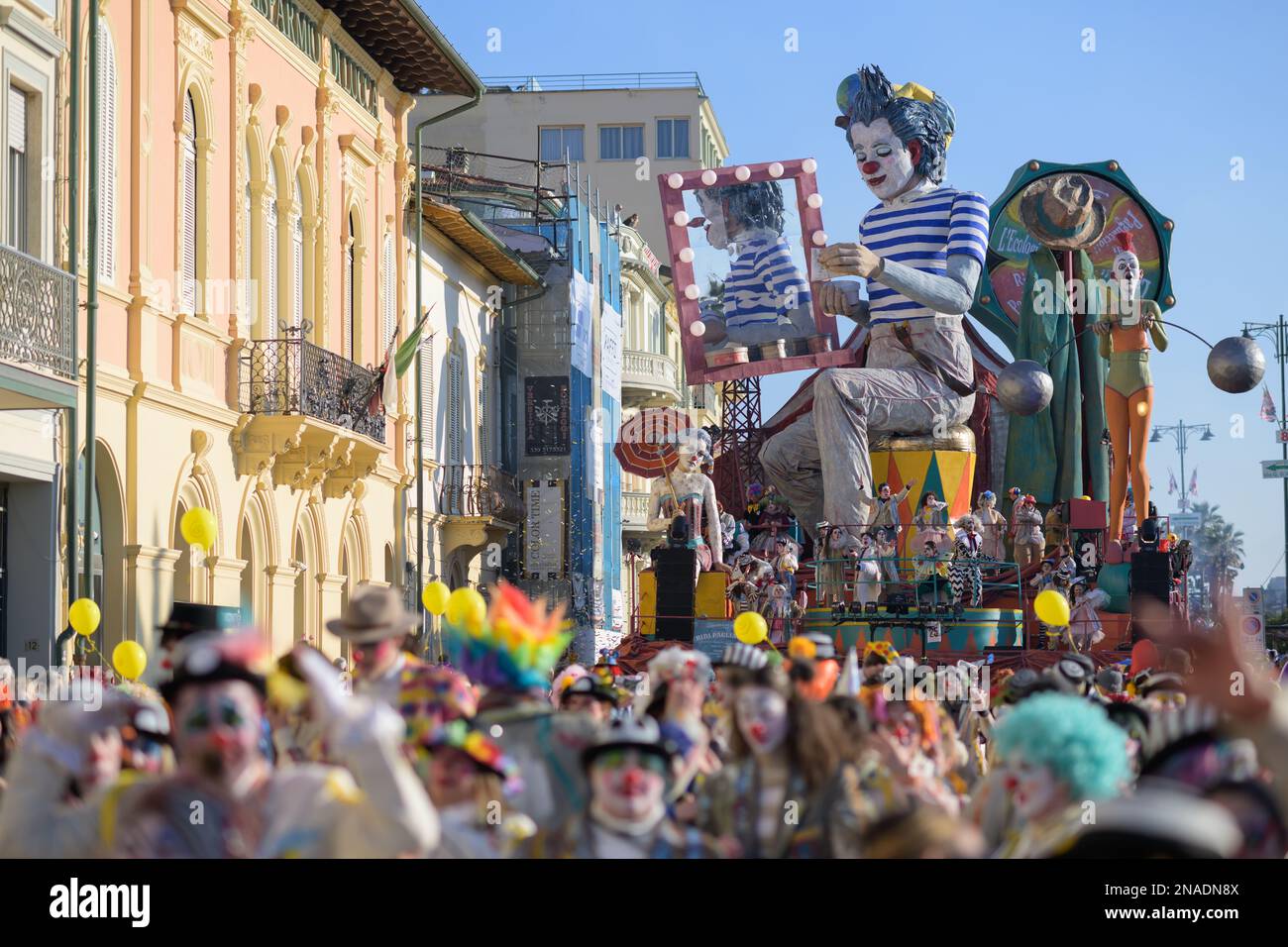 Viareggio, Italien. 12. Februar 2023. Karneval von Viareggio, 2.-Gang der 150. Ausgabe, die Floßwagen Parade entlang der Küste voller Menschen. Stefano Dalle Luche / Alamy Live News. Stockfoto