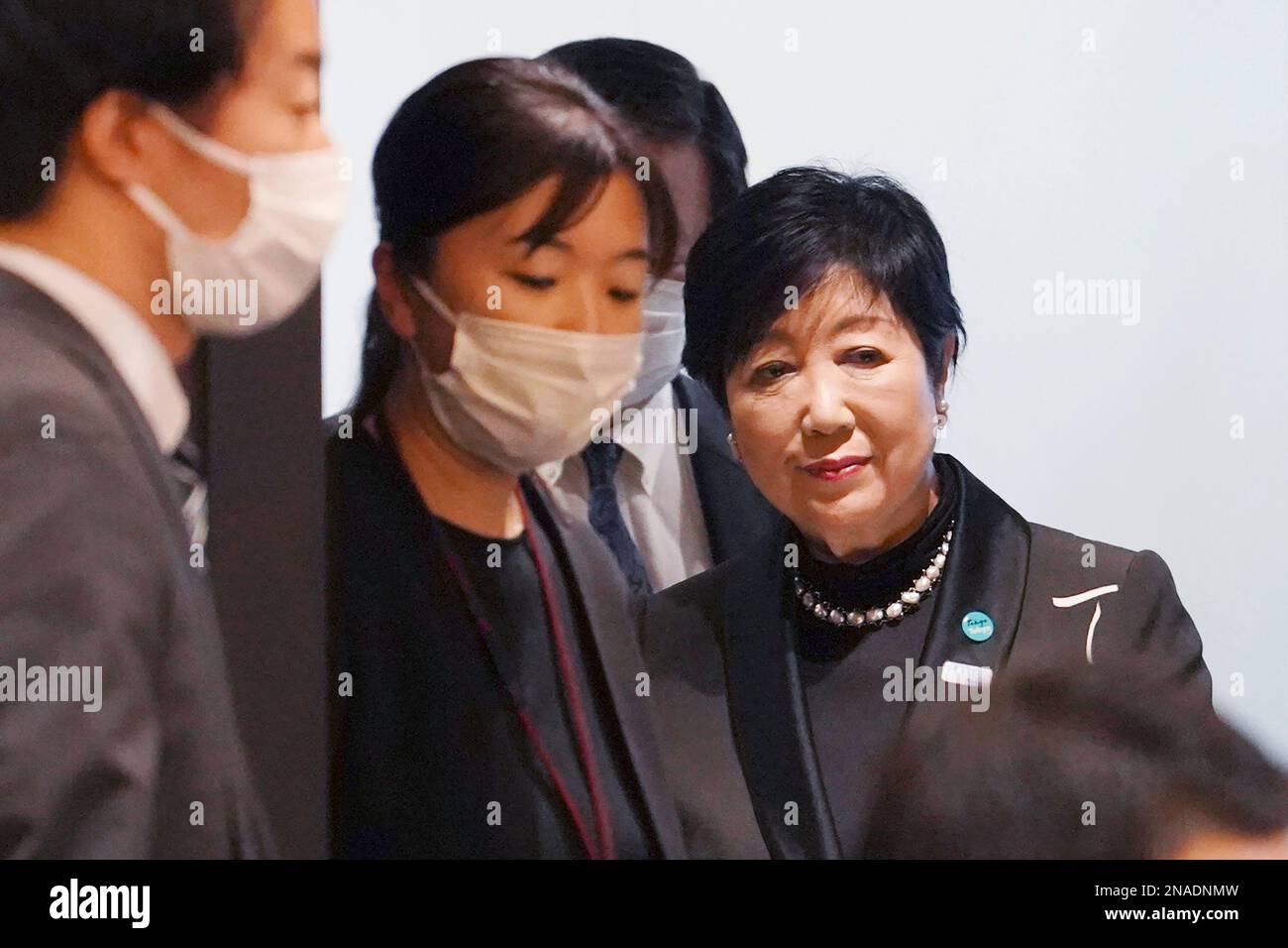 Tokyo Gov. Yuriko Koike, right, enters the venue for a press conference at the Foreign Correspondents' Club of Japan (FCCJ) Monday, Feb. 13, 2023, in Tokyo. (AP Photo/Eugene Hoshiko) Stockfoto