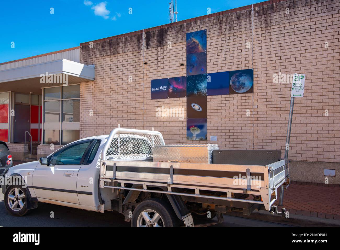 Sei Da Draußen. Eines der vielen öffentlichen Kunstwerke in der Stadt Parkes im Zentralwesten von New South Wales, Australien Stockfoto