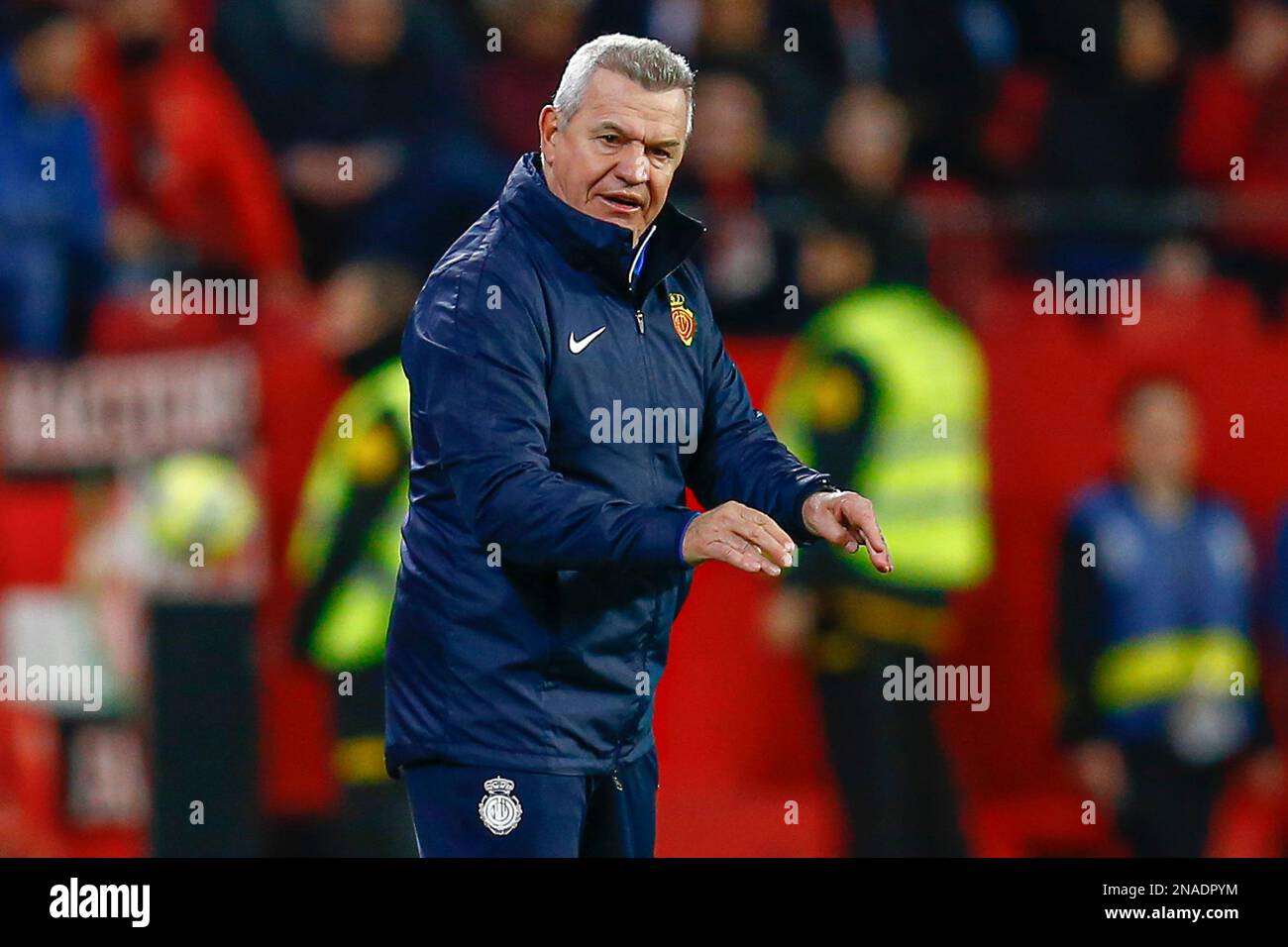 RCD Mallorca Cheftrainer Javier Aguirre während des Spiels La Liga zwischen dem FC Sevilla und dem RCD Mallorca, gespielt am 11. Februar im Stadion Sanchez Pizjuan in Sevilla, Spanien. (Foto: Antonio Pozo / PRESSIN) Stockfoto