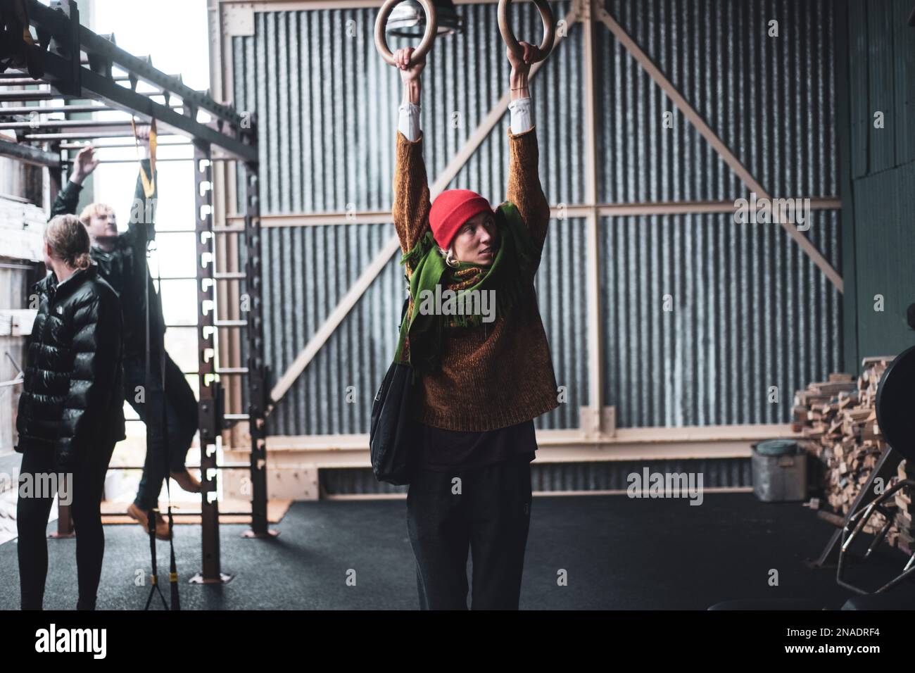 Frauen und Freunde hängen in einem stimmungsvollen Schuppen-Fitnessstudio im Freien in schottland ab Stockfoto