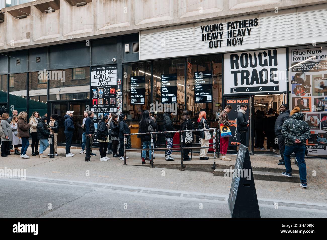 London, Großbritannien - 09. Februar 2023: Leute stehen vor dem Rough Trade Music Shop in der alten Brauerei mit einem Coffee Shop, der auch Bücher verkauft und Gastgeber i ist Stockfoto