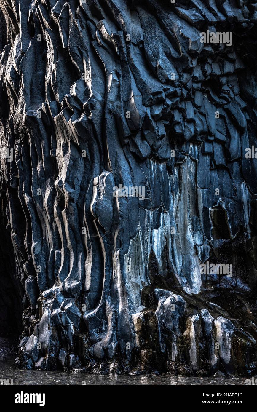 Dramatische vulkanische Basaltsteinformationen in der Gola dell'Alcantara, einer tiefen Flussschlucht oder Lavaschlucht in der Nähe von Taormina im Osten Siziliens, Italien Stockfoto
