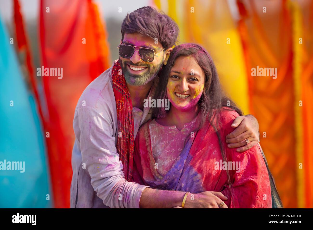 Porträt eines Paares, das beim holi Color Festival zusammen lächelt Stockfoto