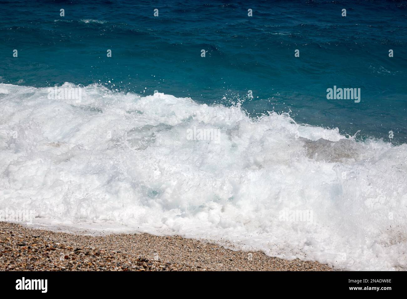 Wellen des Meeres brechen am Ufer mit Schaum Stockfoto